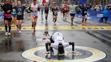 A Maratona de Boston: Uma História de Perseverança e um Beijo Inesquecível que Chocou o Mundo Esportivo