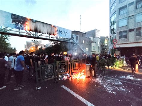 A Crítica ao Estado e a Busca por um Futuro Melhor: A Protestos de 2022 no Irã e o Legado de Queens Gambit